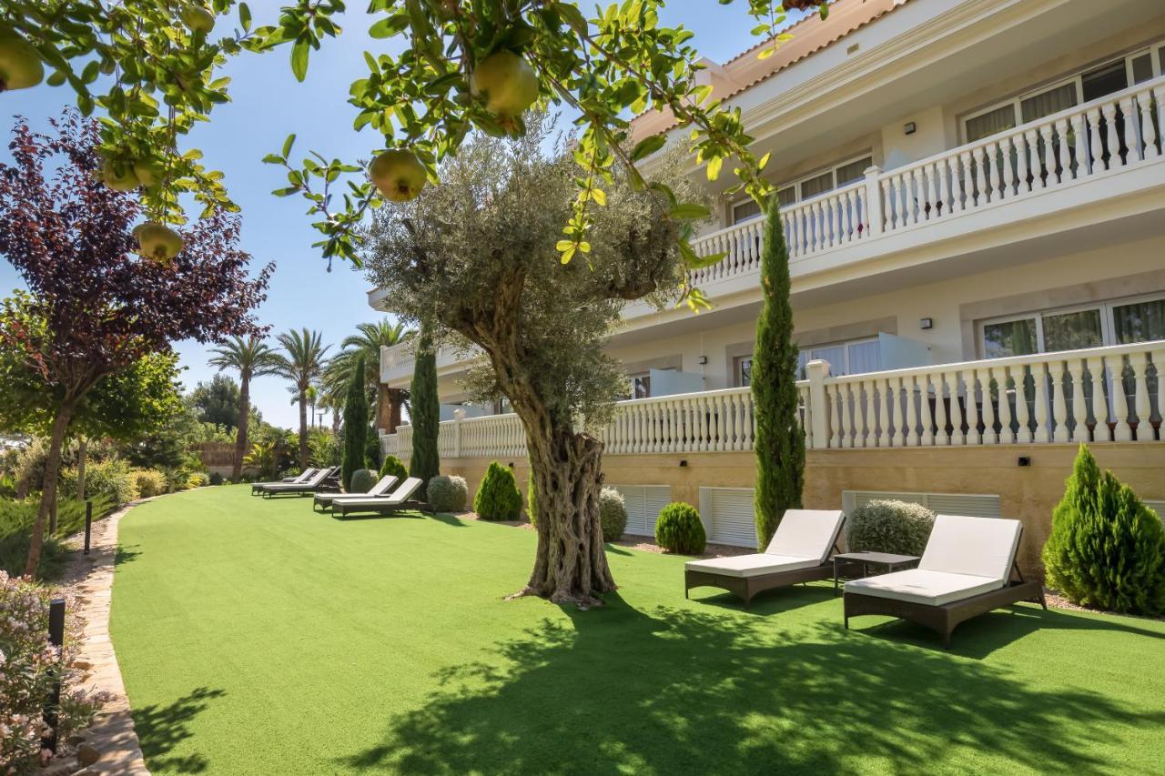 Отель Barcelo La Nucia Hills Экстерьер фото Artificial grass at a hotel