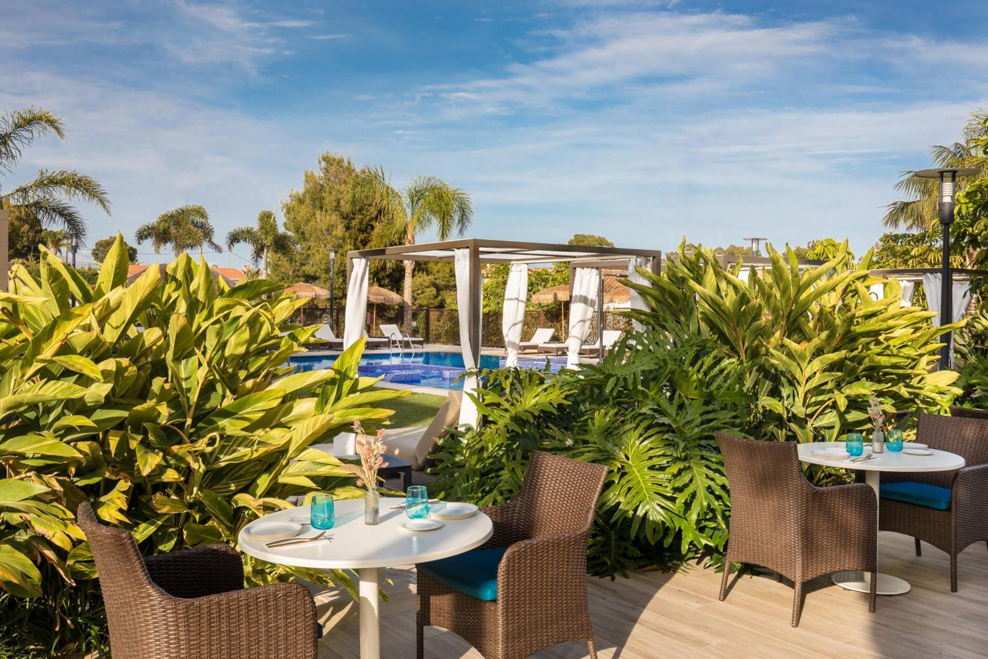 Отель Barcelo La Nucia Hills Экстерьер фото The pool at the hotel