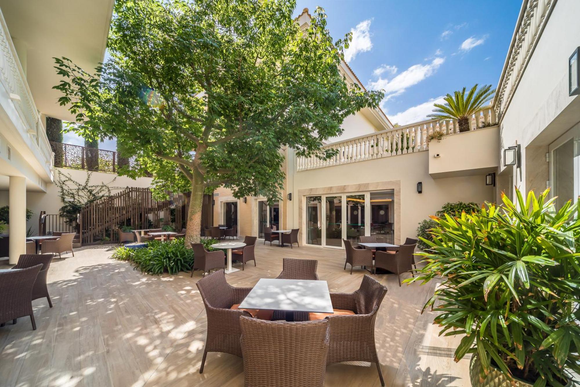 Отель Barcelo La Nucia Hills Экстерьер фото The courtyard at the hotel